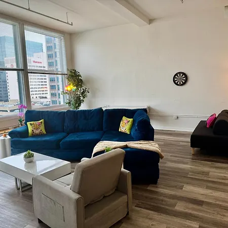 Beehive On The Block Apartment